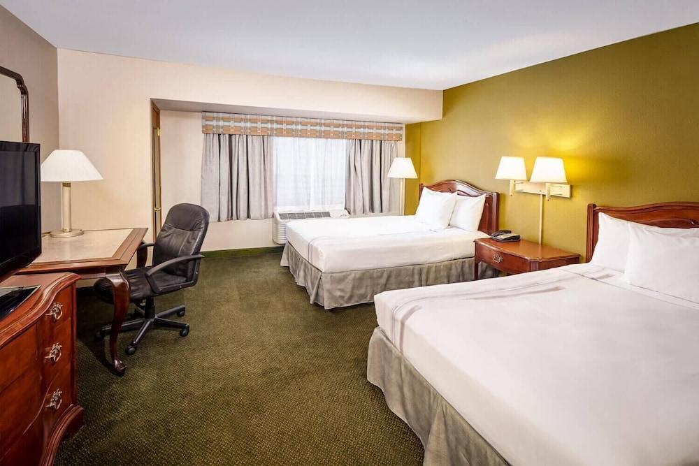 Lake Shore Hotel 3*