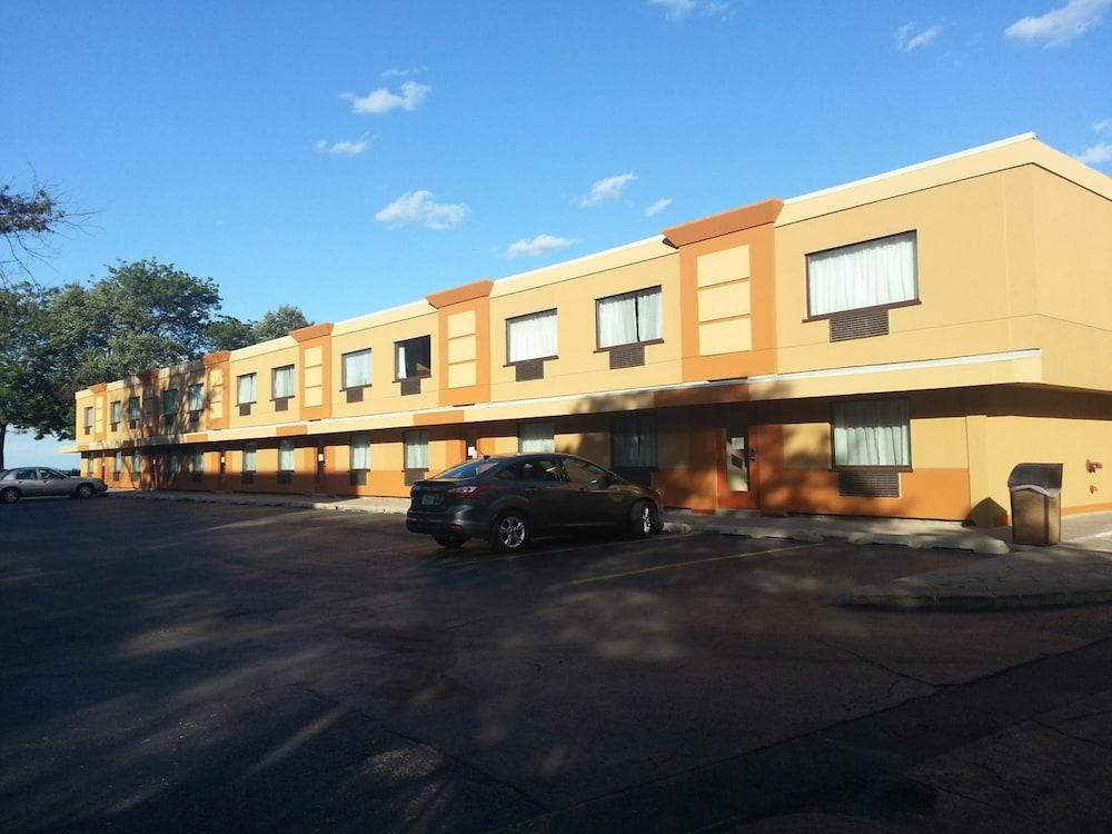 Lake Shore Hotel 3*